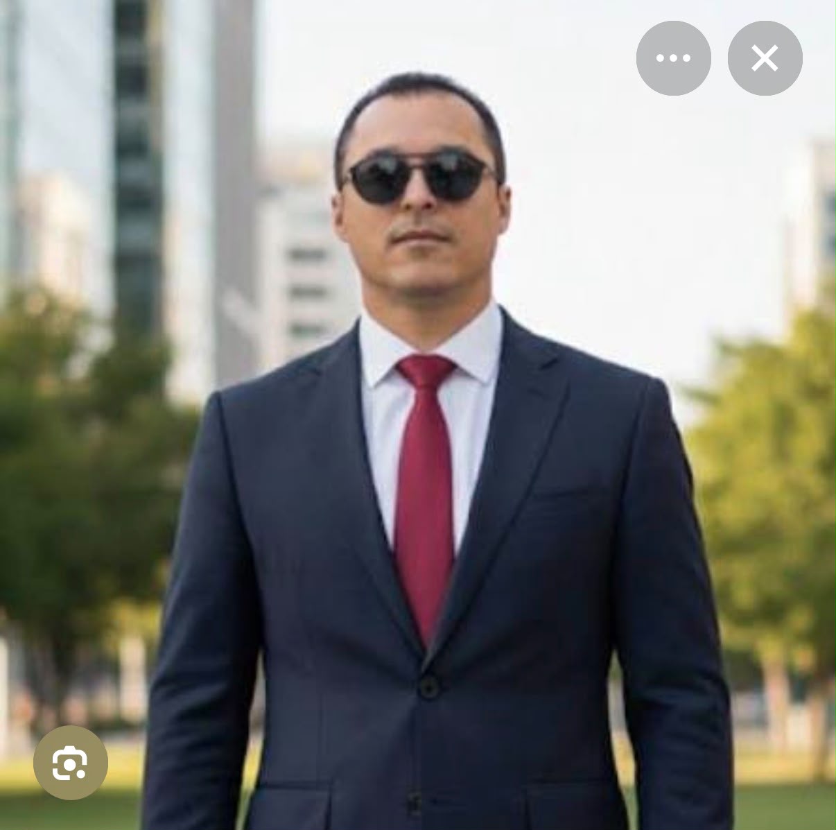 Dr. Charles David em retrato profissional
